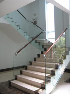 (BL-R026) Glass staircase with timber handrail